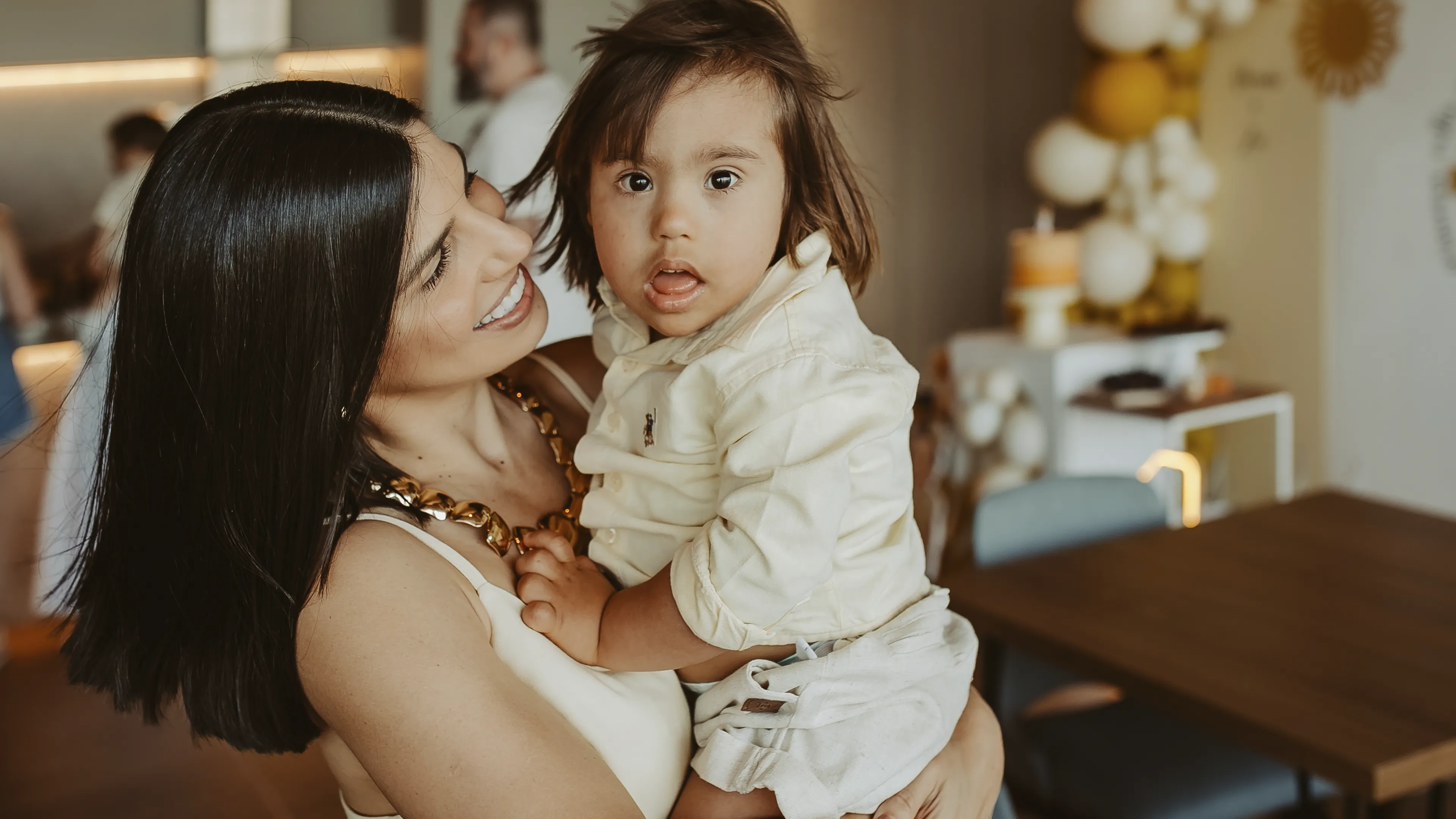 Mãe com o filho no colo